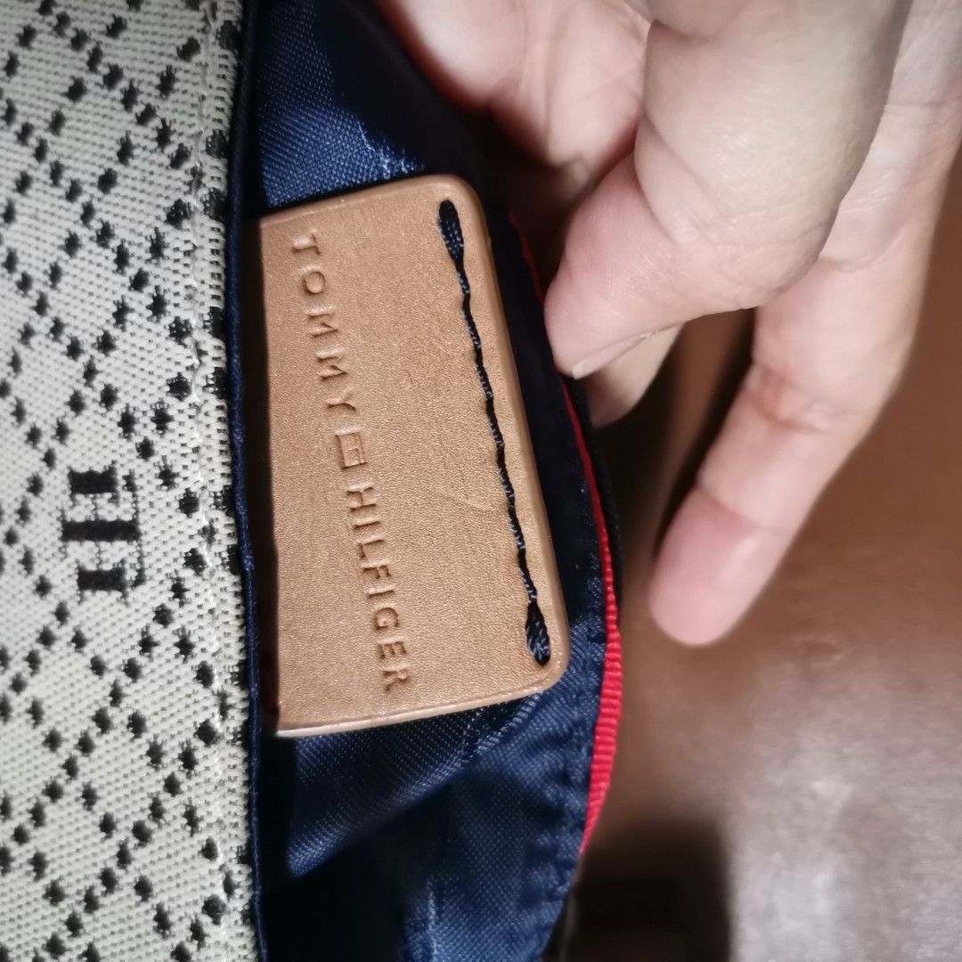 Authentic Tommy hilfiger crossbody bag Women s Fashion Bags Wallets Cross body Bags on Carousell