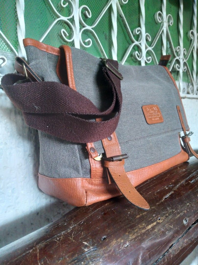 Canvas and leather handbag 2025