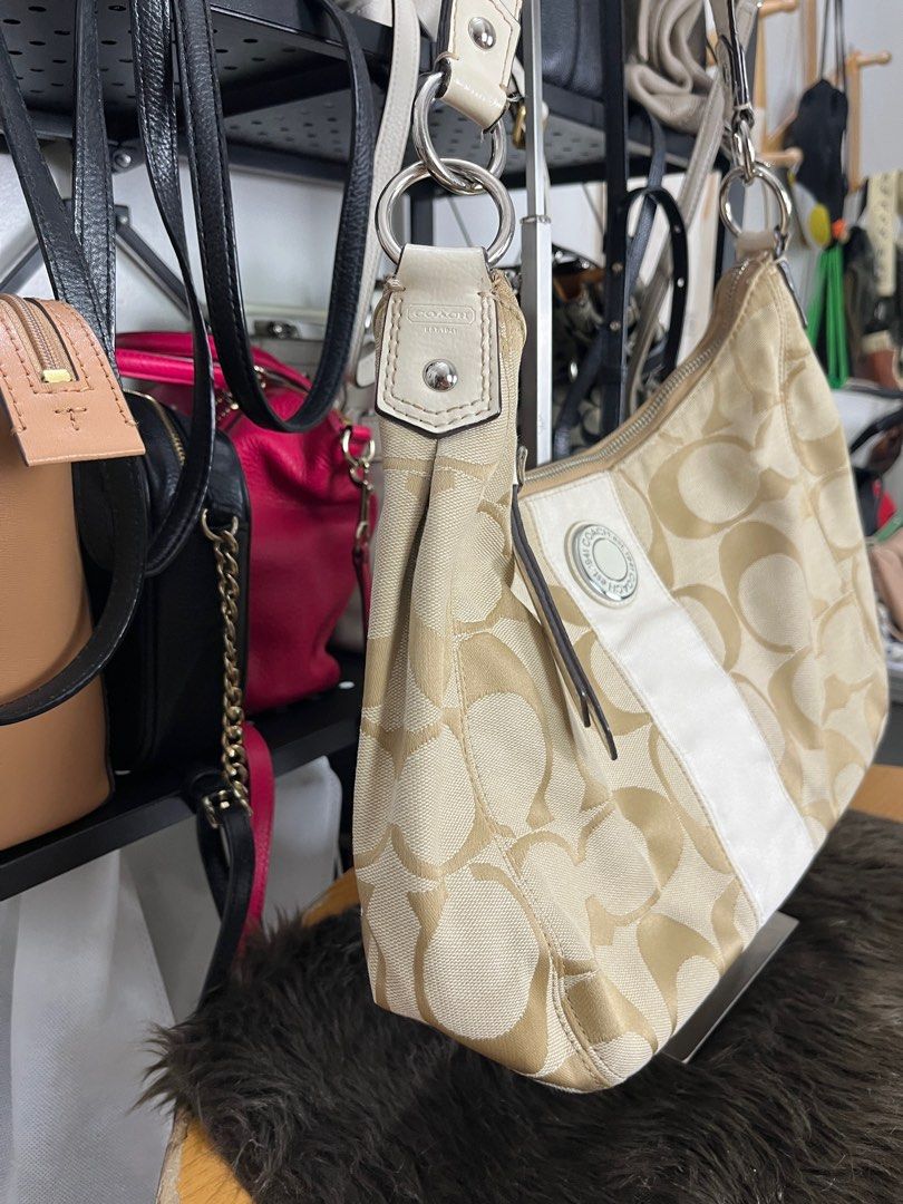 Coach Signature Hobo Bag (White) (Category: Luxury Bags & Wallets) located in Quezon City. Submitted by eclipse.leandro (Listing ID 1318096052, Image 3). Description: Signature Hobo Bag (White) Condition: 7/10 31cm x 21cm 2,500 PHP Issues: Wear and tear on handle and piping. But other parts still in beautiful condition All products are 100% Authentic bought from Japan. Disclaimer: We are not affiliated with the brands listed. #LuvLuxe #LuxuryJPNF