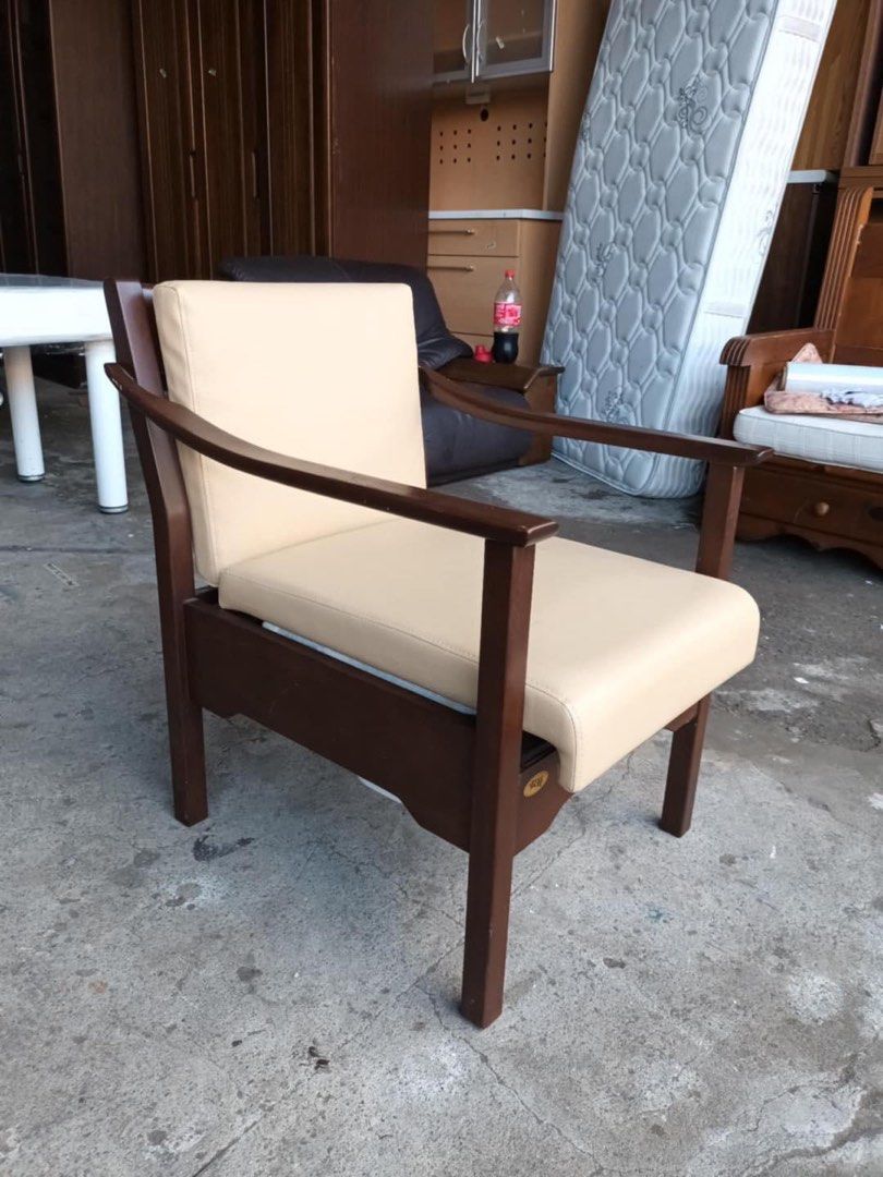 Commode chair (Category: Chairs) located in Quezon City. Submitted by matetdevis13 (Listing ID 1318194983, Image 2). Description: Commode Chair Price: 2,700 L19.5 x W24 x H15/28 Leather seat In good condition Code akc 290.