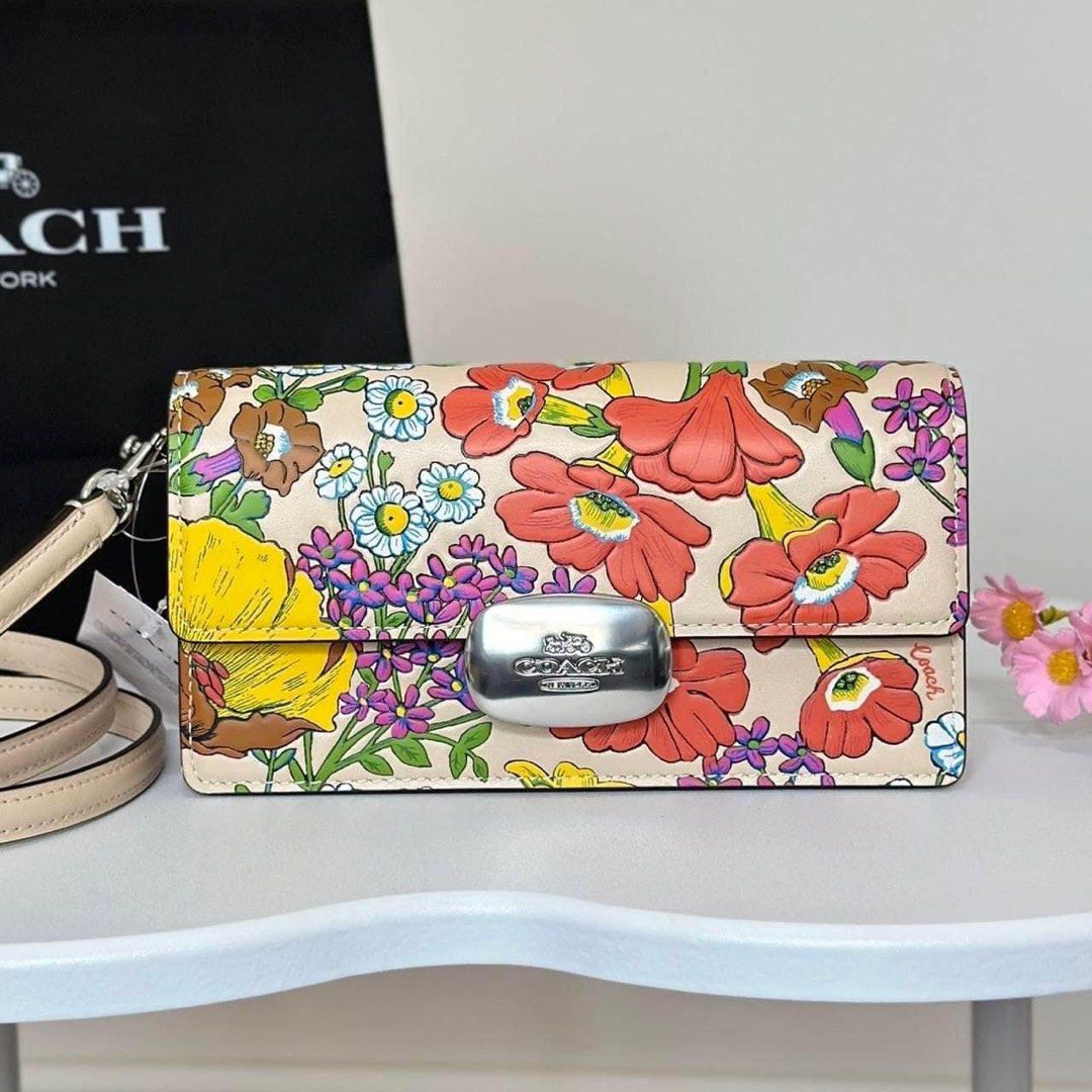 Eliza Crossbody (Category: Luxury Bags & Wallets) located in Manila. Submitted by lovieauthenticmerchandise (Listing ID 1318109225, Image 1). Description: .