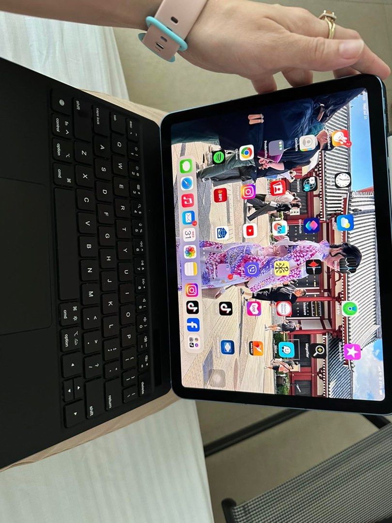 Ipad Air 5th Gen with Magnetic Keyboard (Category: iPad) located in Manila. Submitted by k_conejar (Listing ID 1318074810, Image 3). Description: With Wifi 5G Cellular Blue 64 GB Type C Original Cable Comes wth magnetic keyboard!!!.