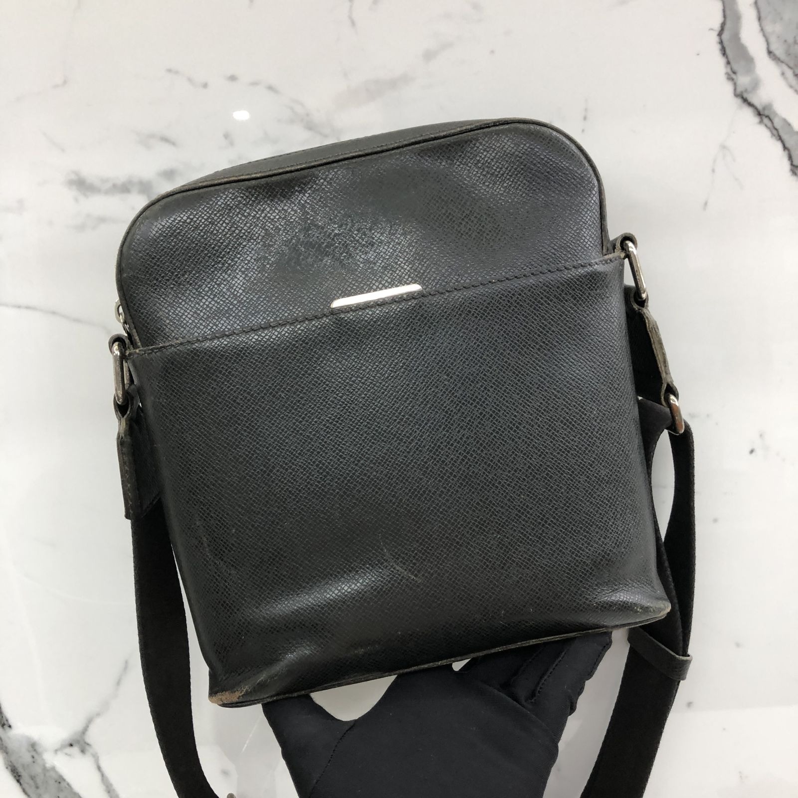 LOUIS VUITTON TAIGA ANTON POCHETTE SHOULDER BAG 247036380 B