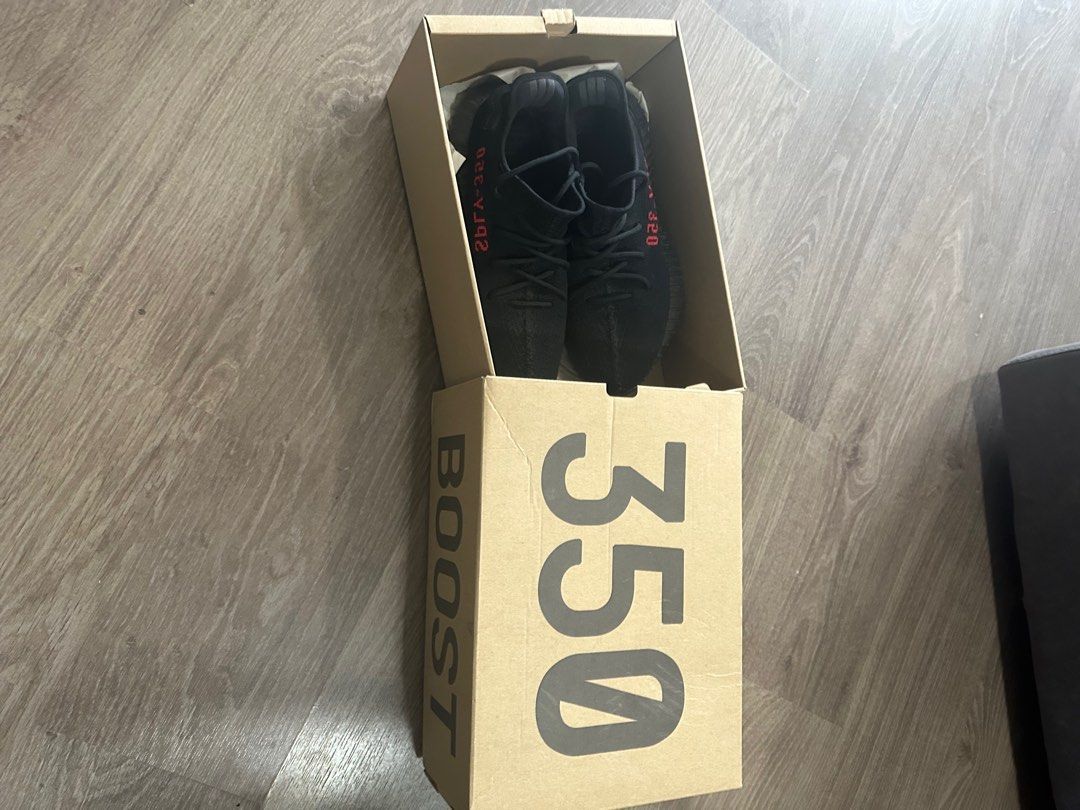 adidas Yeezy Boost 350 V2 (Category: Footwear) located in Etobicoke. Submitted by justinn92 (Listing ID 1318432980, Image 3). Description: Only worn once literally brand new Size 9.