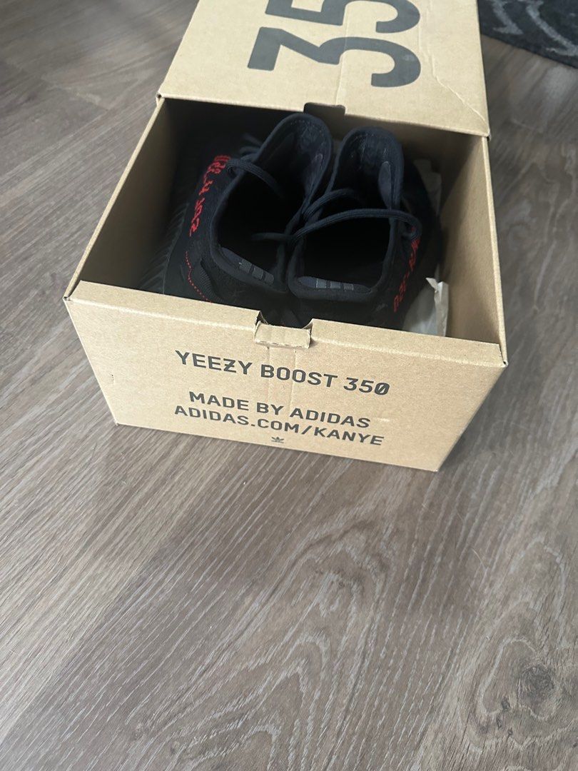 adidas Yeezy Boost 350 V2 (Category: Footwear) located in Etobicoke. Submitted by justinn92 (Listing ID 1318432980, Image 2). Description: Only worn once literally brand new Size 9.