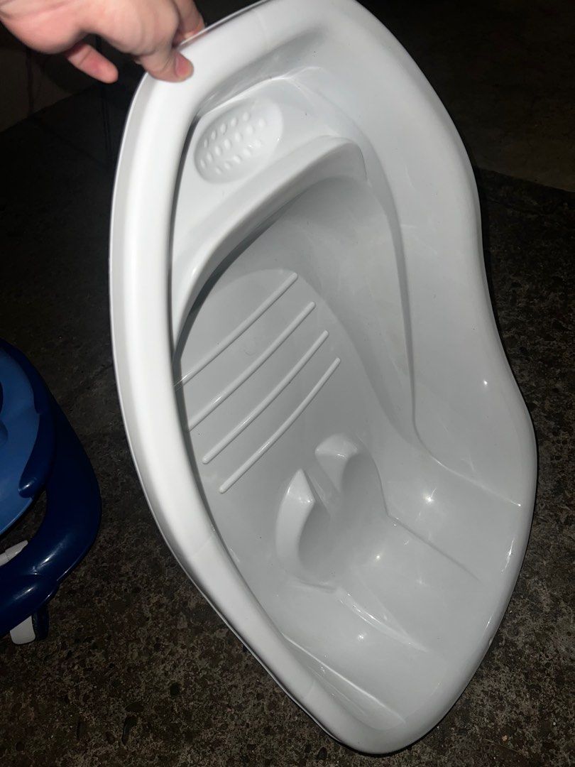 Baby Bath Tub (Category: Bathtub & Bath Accessories) located in Pasay City. Submitted by ckssndra (Listing ID 1318439927, Image 2). Description: ✨pristine condition✨ Bath tub from Baby Company .