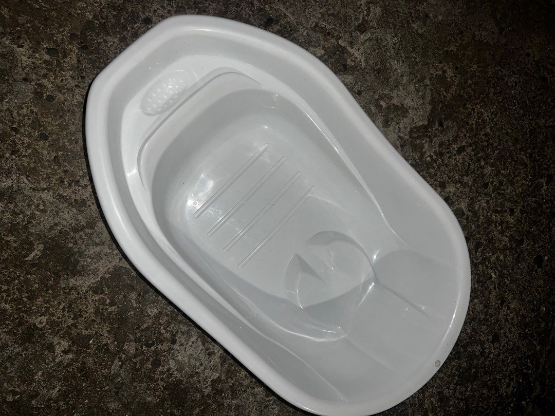 Baby Bath Tub (Category: Bathtub & Bath Accessories) located in Pasay City. Submitted by ckssndra (Listing ID 1318439927, Image 1). Description: ✨pristine condition✨ Bath tub from Baby Company .