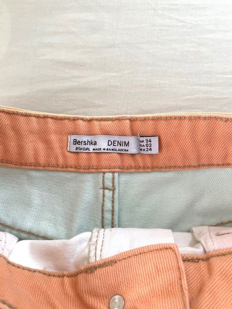 Bershka White Denim Mini Skirt (Category: Skirts) located in Cavite. Submitted by xsybear (Listing ID 1318310049, Image 3). Description: ❤️ Original Bershka skirt ❤️ Used twice!! Just stayed in my closet the rest of the time ❤️ Best for XS-Small frames (25in waist) ❤️ Has super cute color pockets ❤️ Faint stain on the sides not noticeable when worn ❤️ Overall very good condition ✨🫶🏼 RFS: decluttering Price negotiable.