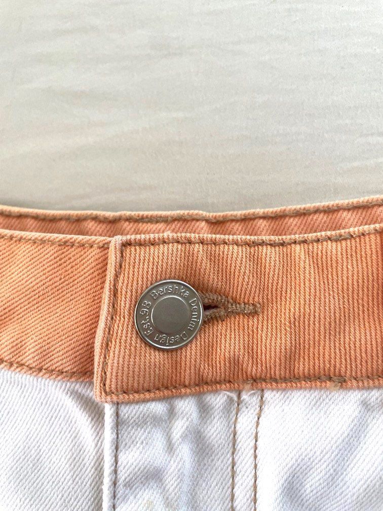 Bershka White Denim Mini Skirt (Category: Skirts) located in Cavite. Submitted by xsybear (Listing ID 1318310049, Image 2). Description: ❤️ Original Bershka skirt ❤️ Used twice!! Just stayed in my closet the rest of the time ❤️ Best for XS-Small frames (25in waist) ❤️ Has super cute color pockets ❤️ Faint stain on the sides not noticeable when worn ❤️ Overall very good condition ✨🫶🏼 RFS: decluttering Price negotiable.