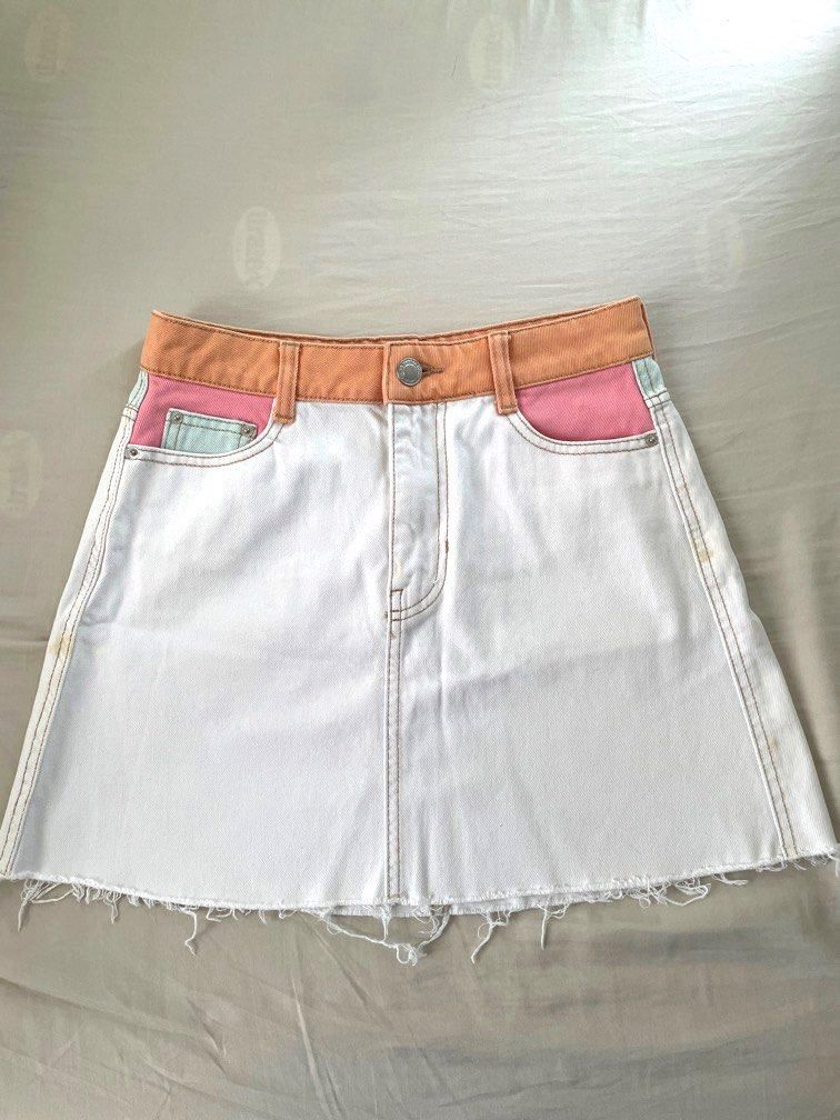 Bershka White Denim Mini Skirt (Category: Skirts) located in Cavite. Submitted by xsybear (Listing ID 1318310049, Image 1). Description: ❤️ Original Bershka skirt ❤️ Used twice!! Just stayed in my closet the rest of the time ❤️ Best for XS-Small frames (25in waist) ❤️ Has super cute color pockets ❤️ Faint stain on the sides not noticeable when worn ❤️ Overall very good condition ✨🫶🏼 RFS: decluttering Price negotiable.