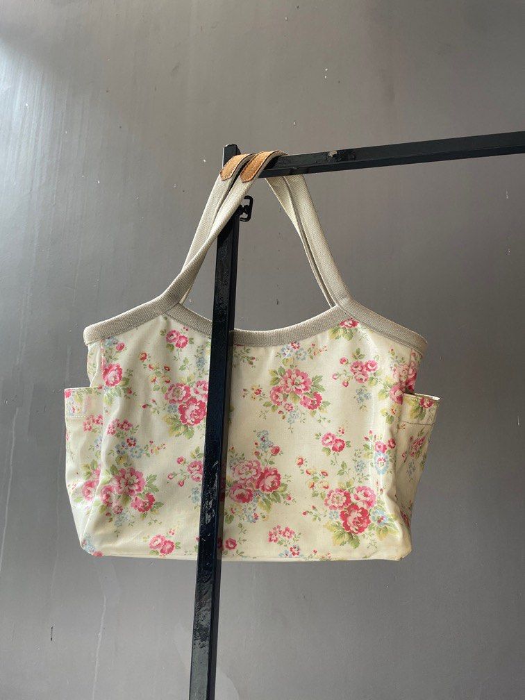 Cath Kidston floral handbag (Category: Beach Bags) located in Quezon City. Submitted by studioamarilyo (Listing ID 1318297476, Image 2). Description: 32 c 23 x 14 cm.