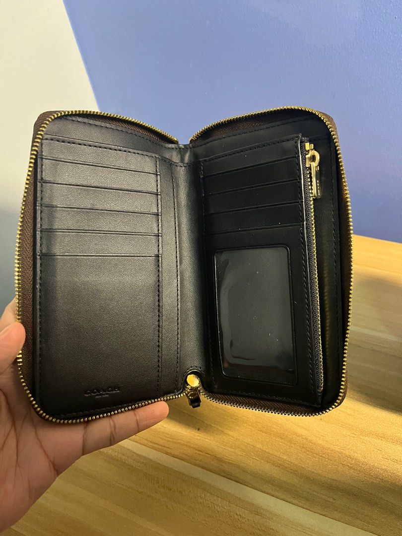 Coach Medium Id Zip Wallet (Category: Luxury Bags & Wallets) located in Dasmarinas. Submitted by irish320 (Listing ID 1318349329, Image 3). Description: Coach Medium Id Zip Purchased from canada outlet store. Wala na yung care card. Will send proofs kung san ko nabili. RFS: i like small wallets more NO TO LOWBALLERS PLS .