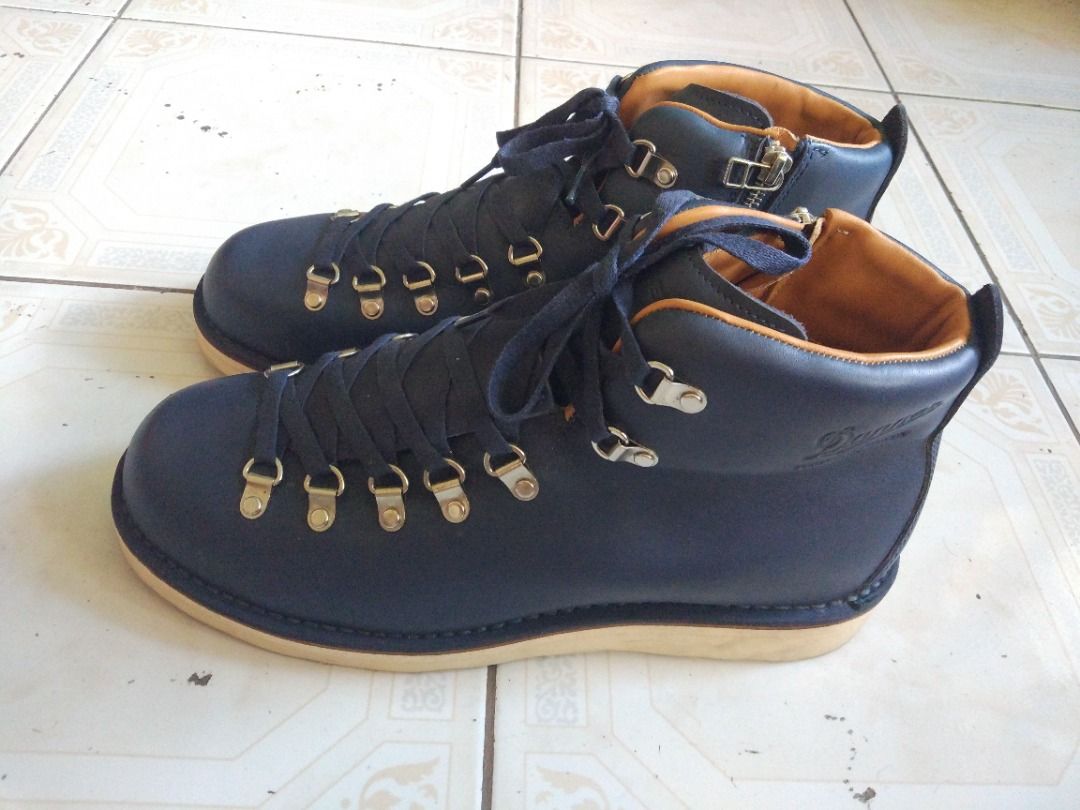 Danner x Sophnet Mountain Light Zip Boot US10 (Category: Boots) located in Pasay City. Submitted by denimdude.ph (Listing ID 1318331082, Image 3). Description: made in Japan.
