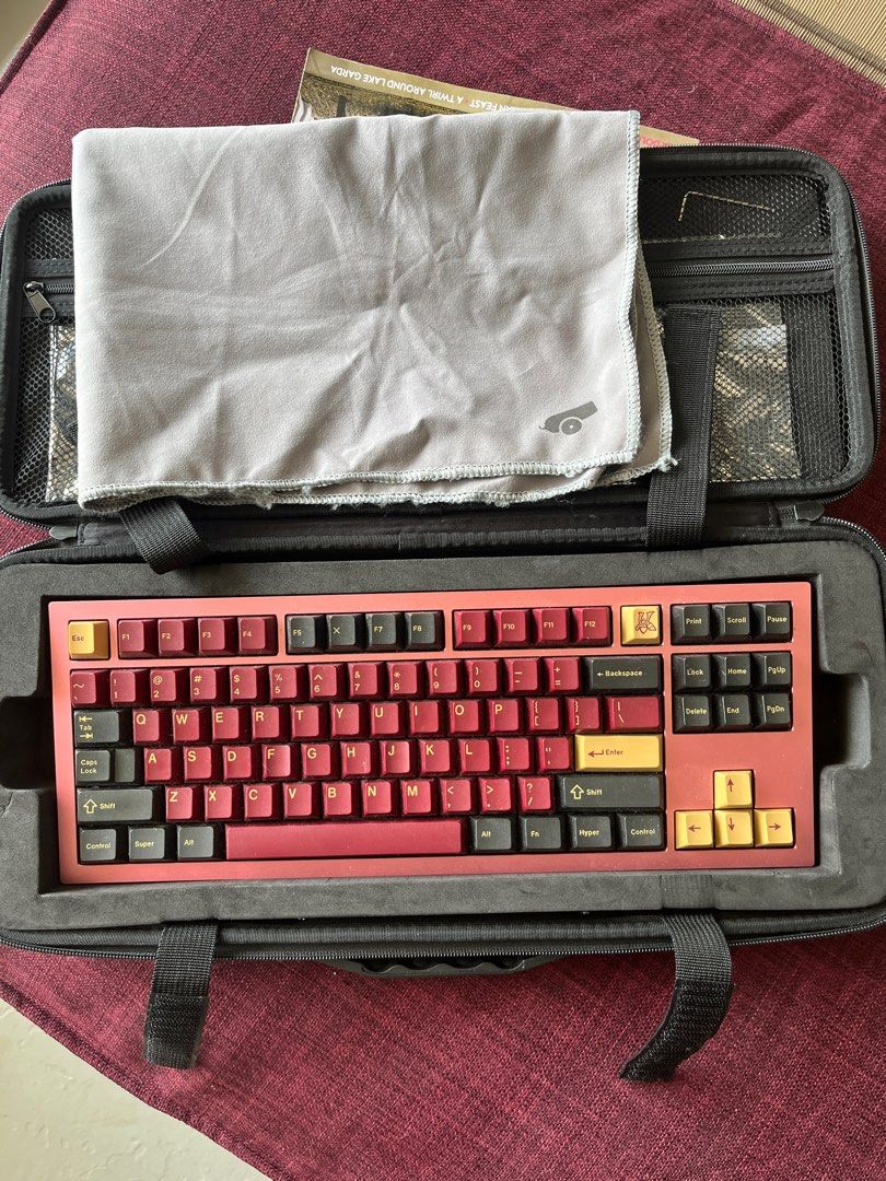 Devastating Tkl （分類：電腦鍵盤及相關產品）位於 Hong Kong。 由 Jumbling_Mushroom 提交（商品編號 1318302919，圖片 1）。簡介： Selling my beloved CannonKeys Devastating,missing one foot Original price I paid was around: 3.2k TKL Keyboard. The board will come fully built with nebula switches and gmk red samurai keycaps and the original case and accessories! In excellent condition overall, however, missing a few screws at the bottom (doesn’t affect the sound and usage of the board)
