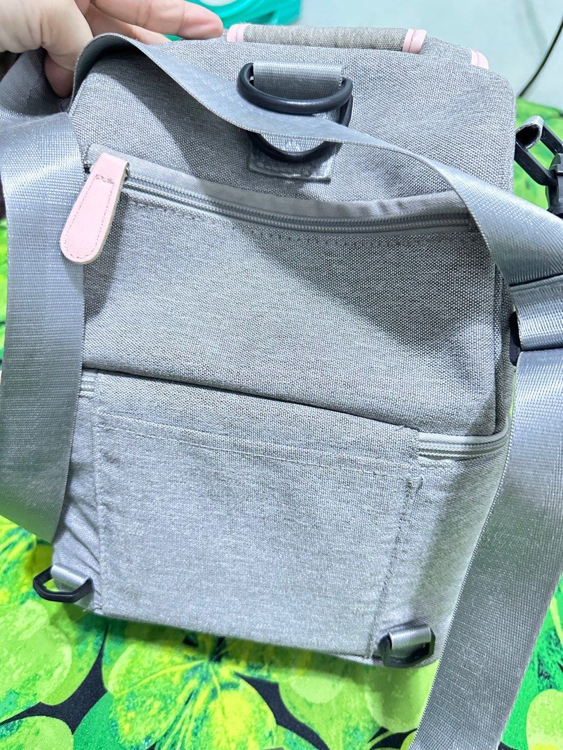 Diaper and milk bag (Category: Diaper Bags & Wetbags) located in Quezon City. Submitted by emegurl (Listing ID 1318384594, Image 1). Description: Few times lang nagamit.