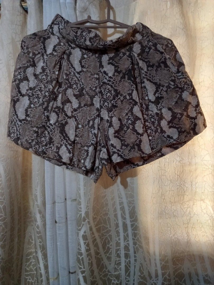 H&m snakeskin shorts hot sale