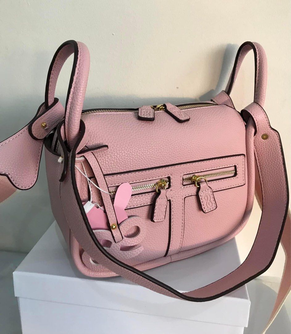HOLB ZIPPY SAKURA (Category: Luxury Bags & Wallets) located in Manila. Submitted by Aki.s_Cart (Listing ID 1318354586, Image 3). Description: HOLB Zippy 20cm x 24cm x 12cm 1,600.