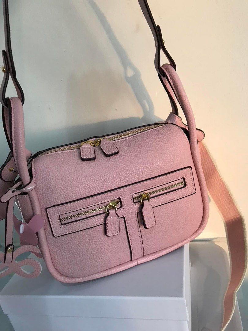 HOLB ZIPPY SAKURA (Category: Luxury Bags & Wallets) located in Manila. Submitted by Aki.s_Cart (Listing ID 1318354586, Image 1). Description: HOLB Zippy 20cm x 24cm x 12cm 1,600.