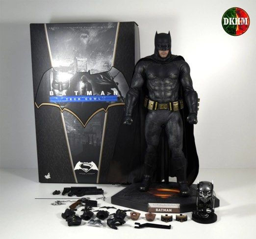 Hot toys batman tech cowl hotsell