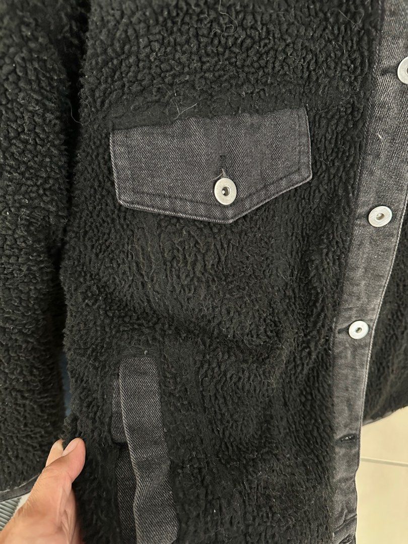 Jacket (Category: Coats, Jackets and Outerwear) located in Kuala Lumpur. Submitted by willypreloved (Listing ID 1318337879, Image 3). Description: GU JACKET SIZE : FREE SIZE BUT FIT S TO M PIT DADA 24.5’ LABUH 26 Rm 95.
