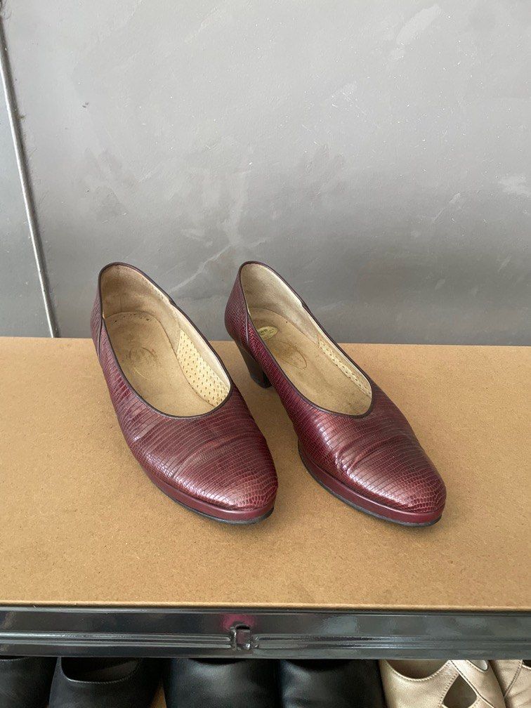Mulberry court shoes (Category: Heels) located in Quezon City. Submitted by studioamarilyo (Listing ID 1318294674, Image 2). Description: 23 cm insole.
