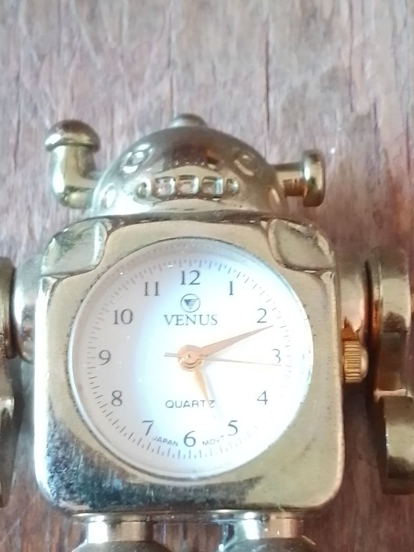 Robot clock (Category: Clocks) located in Paranaque City. Submitted by donjuan_thegreat (Listing ID 1318435204, Image 3). Description: Item in very good used condition Japan Movement Material: Silk Dimensions: H 4.5 cm L 4 cm W 1.8 cm For pick-up at UPS 5 Parañaque or can ship at buyer´s expense .