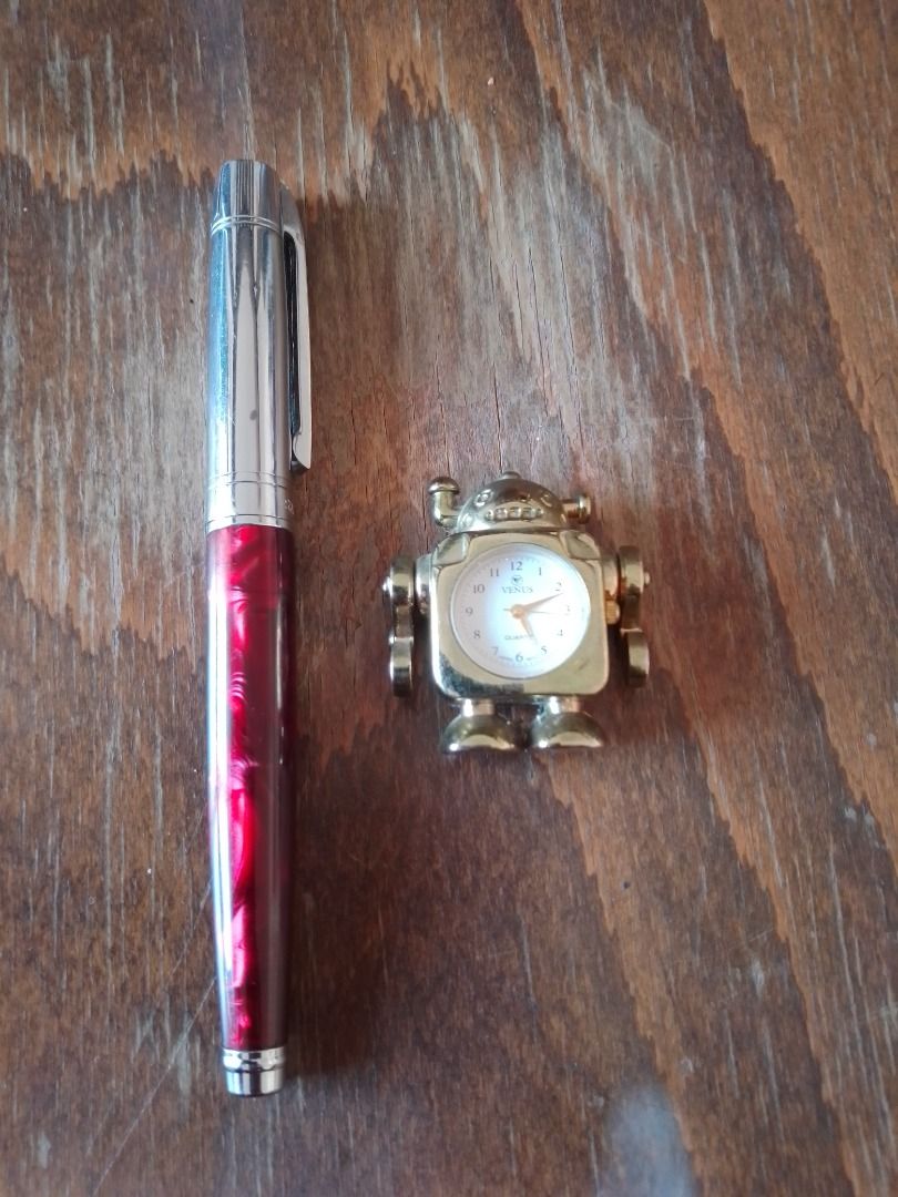 Robot clock (Category: Clocks) located in Paranaque City. Submitted by donjuan_thegreat (Listing ID 1318435204, Image 2). Description: Item in very good used condition Japan Movement Material: Silk Dimensions: H 4.5 cm L 4 cm W 1.8 cm For pick-up at UPS 5 Parañaque or can ship at buyer´s expense .