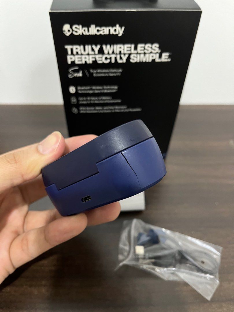 Skullcandy Sesh True Wireless Earbuds (Category: Earphones) located in Manila. Submitted by mixtibles (Listing ID 1318342776, Image 3). Description: *LAST PRICE INQUIRIES WILL BE IGNORED* Selling Skullcandy Sesh for P800. Note: - This is a second hand item with flaws. - Complete with original packaging, manual and extra silicon earbud sleeves. Issue: - Difficulty in charging the buds as it is loose in the case but it still works. - Case has a cra