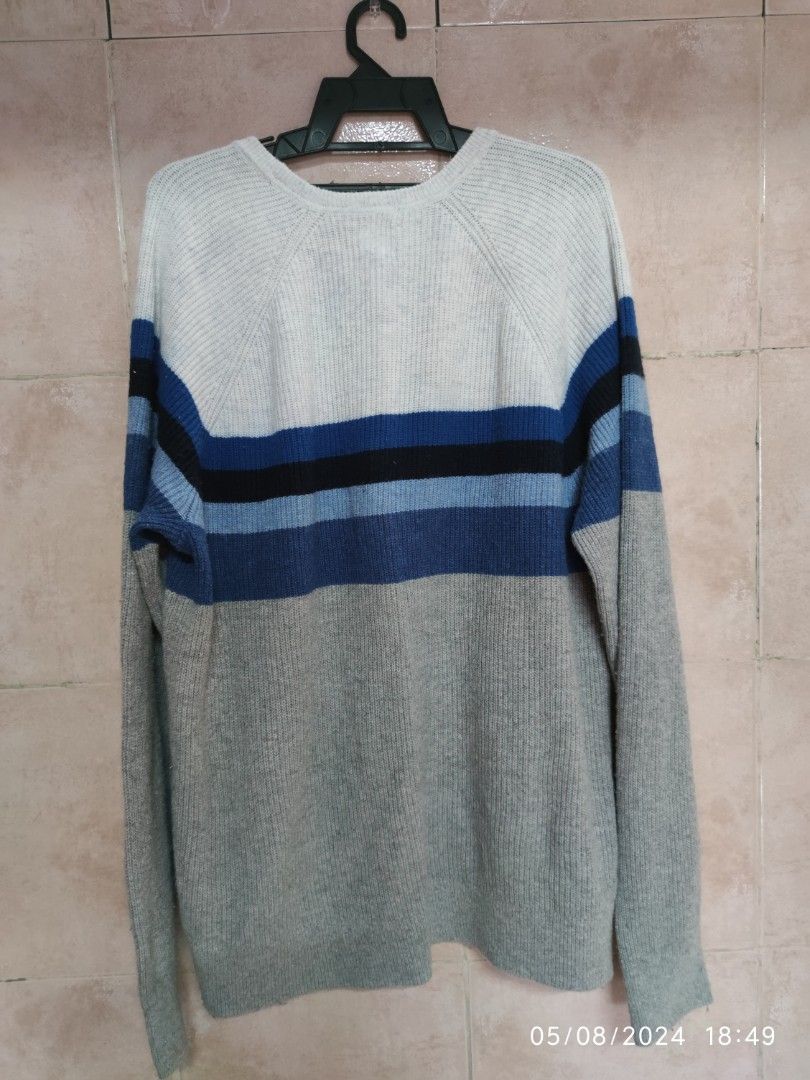 Sweater bundle (Category: Coats, Jackets and Outerwear) located in Port Dickson. Submitted by Airiy.R (Listing ID 1318366304, Image 2). Description: sweater bundle condition bundle baju berbulu, Ada kesan biru warna baju transfer dekat bahagian lengan kanan/leher baju saiz XL tp macam terkembang masa cuci baju ni 😆 korang ikut ukuran tape measure dalam gambar erk sebelum beli baca Dulu erk klu ok baru beli ini baju bundle dgn condition yg disebu
