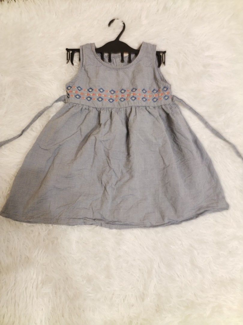 Tiny button dress (Category: Babies & Kids Fashion) located in Kuala Kangsar. Submitted by azrell92 (Listing ID 1318267228, Image 1). Description: 3-4year No stain No defect.