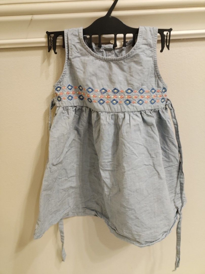 Tiny button dress (Category: Babies & Kids Fashion) located in Kuala Kangsar. Submitted by azrell92 (Listing ID 1318267228, Image 2). Description: 3-4year No stain No defect.