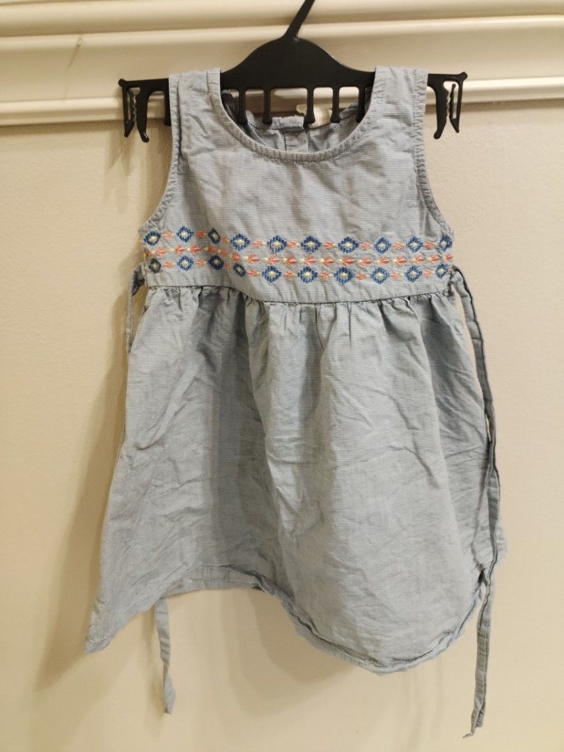 Tiny button dress (Category: Babies & Kids Fashion) located in Kuala Kangsar. Submitted by azrell92 (Listing ID 1318267228, Image 3). Description: 3-4year No stain No defect.