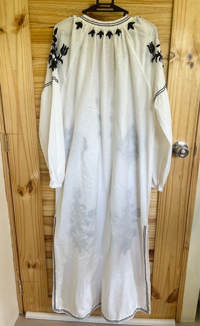 Zara Midi Embroidered Dress (Category: Dresses) located in Talibon. Submitted by ky.declutters (Listing ID 1318283336, Image 2). Description: ✨ bought in Japan.