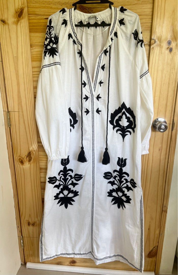 Zara Midi Embroidered Dress (Category: Dresses) located in Talibon. Submitted by ky.declutters (Listing ID 1318283336, Image 1). Description: ✨ bought in Japan.