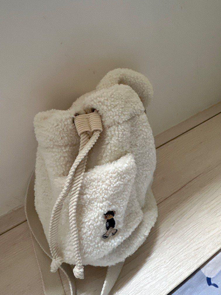 毛毛水桶袋, 女裝, 手袋及銀包, 單肩包- Carousell