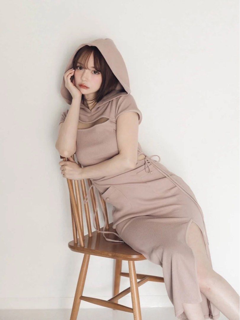 Andmary Effie slit dress Pink Beige 連衣裙, 女裝, 連身裙& 套裝, 連 