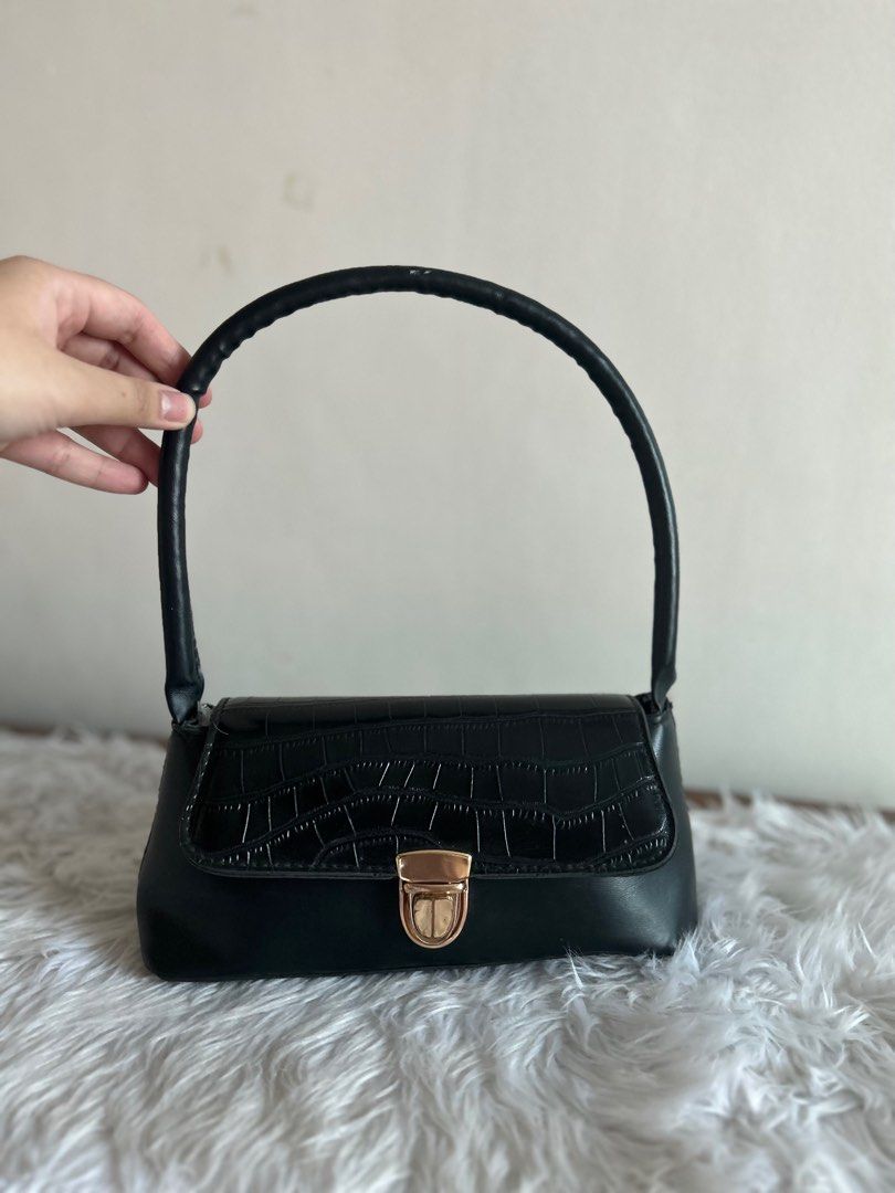Black Croc Leather Flap Bag with Gold hardware (Category: Luxury Bags & Wallets) located in Caloocan City. Submitted by kzoneee (Listing ID 1318459544, Image 3). Description: Decluttering Spacious inside Very trendy.