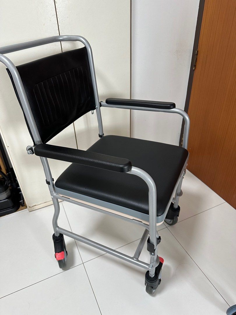 Commode (Category: Rehabilitative Devices) located in Singapore. Submitted by zp777 (Listing ID 1318556051, Image 3). Description: .