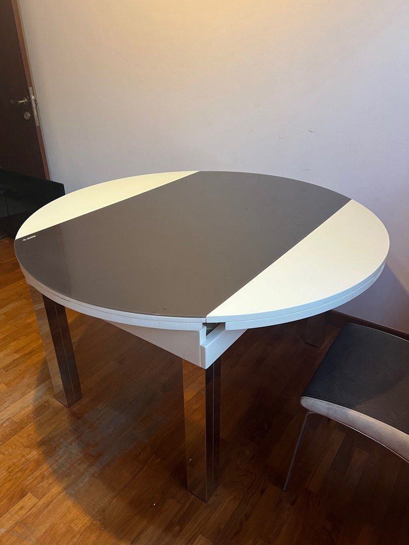 Extendable table (Category: Tables & Sets) located in Singapore. Submitted by bright.cheejin (Listing ID 1318575545, Image 2). Description: .