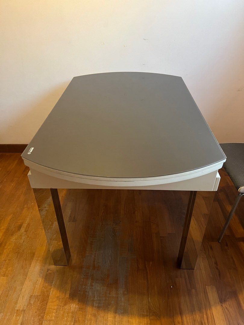 Extendable table (Category: Tables & Sets) located in Singapore. Submitted by bright.cheejin (Listing ID 1318575545, Image 1). Description: .