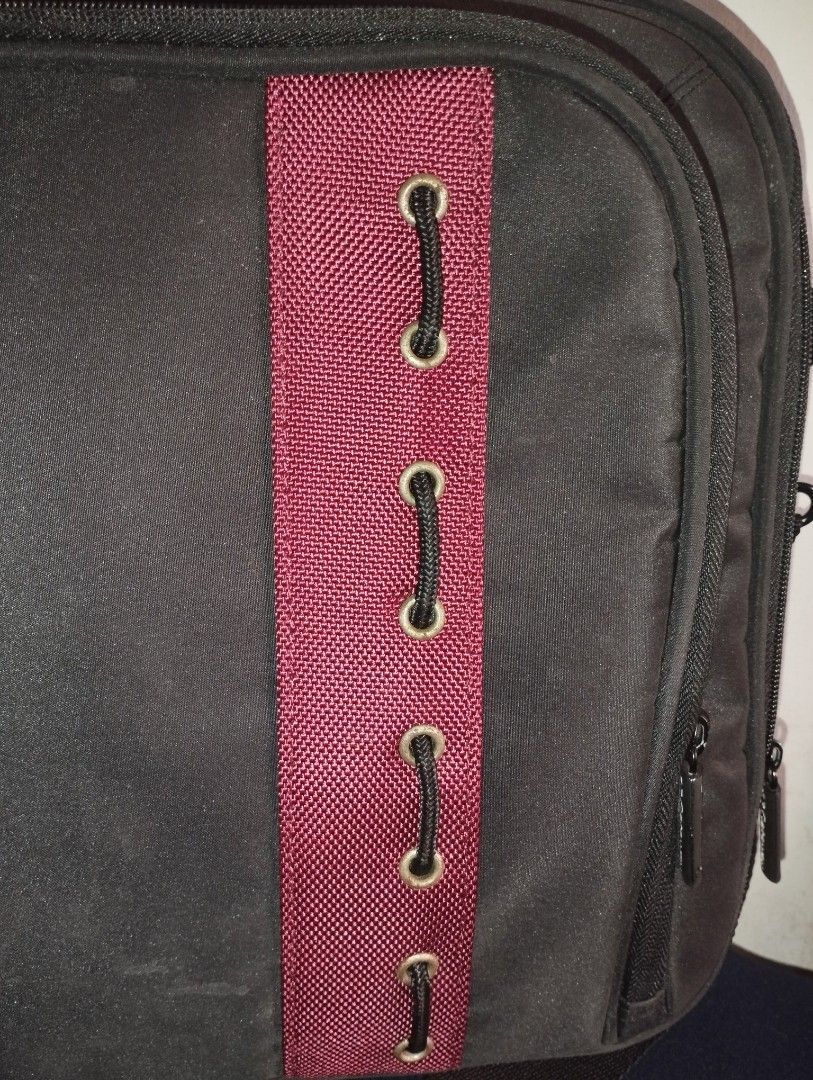 Gateway Laptop bag (Category: Laptops & Notebooks) located in Taguig. Submitted by joyrsb2786400 (Listing ID 1318447405, Image 3). Description: Gate way laptop bag, pre loved no issue... 2 compartments, 15" length.