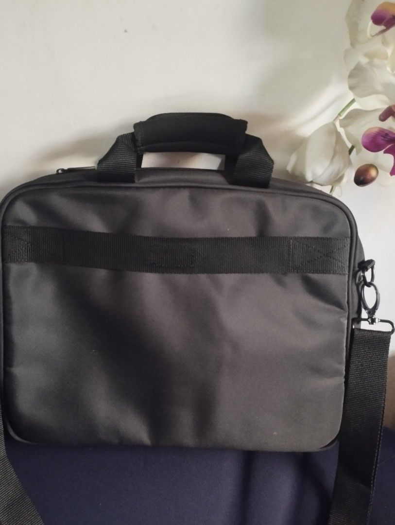 Gateway Laptop bag (Category: Laptops & Notebooks) located in Taguig. Submitted by joyrsb2786400 (Listing ID 1318447405, Image 2). Description: Gate way laptop bag, pre loved no issue... 2 compartments, 15" length.