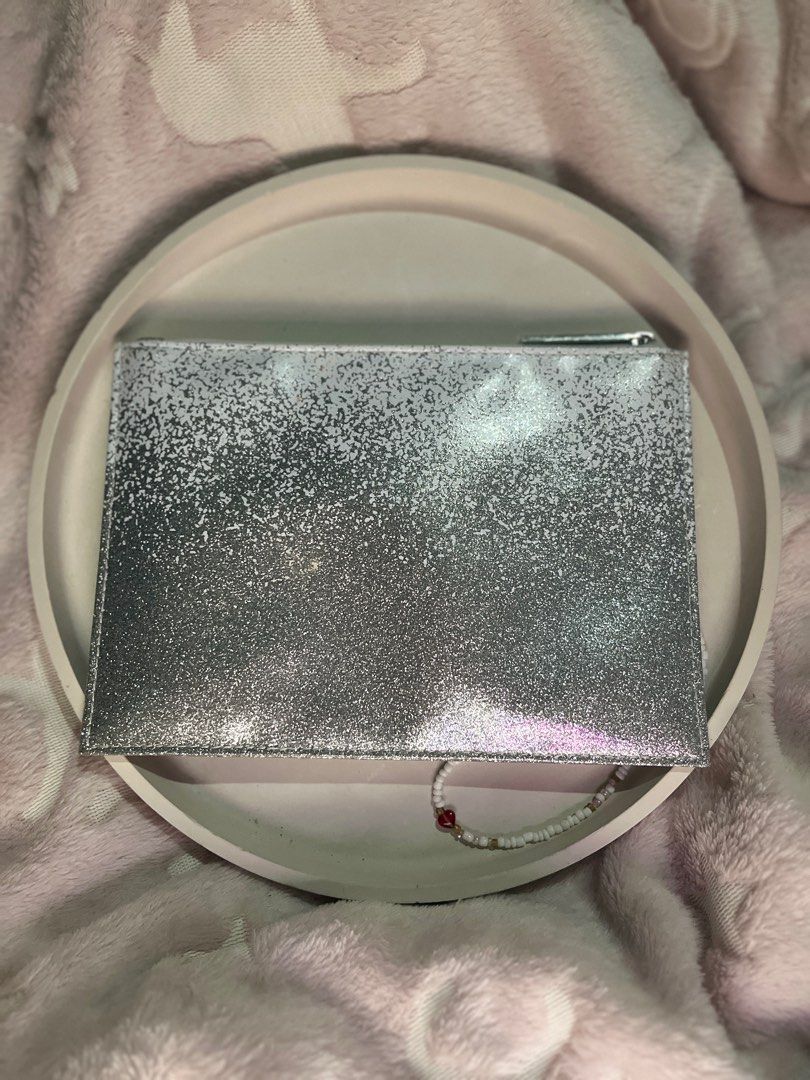 MAC OR M.A.C. MAKEUP POUCH/ MAKEUP BAG (Category: Purses & Pouches) located in Pasig City. Submitted by declutterwithgabby (Listing ID 1318567927, Image 2). Description: almost brand new! nalagyan lang brushes but di din talaga nagamit or nadala elsewhere! condition: very good rfs: too many pouches cute design!! with freebies💝.