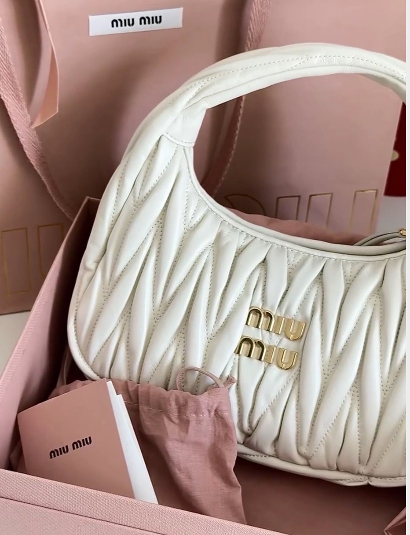 美品☆ miumiu 巾着　ポーチ　バッグ　花柄　水色　白　ホワイト　ゴールド 巾着ポーチ - ミュウミュウ（MIU MIU） | アイテムサーチ