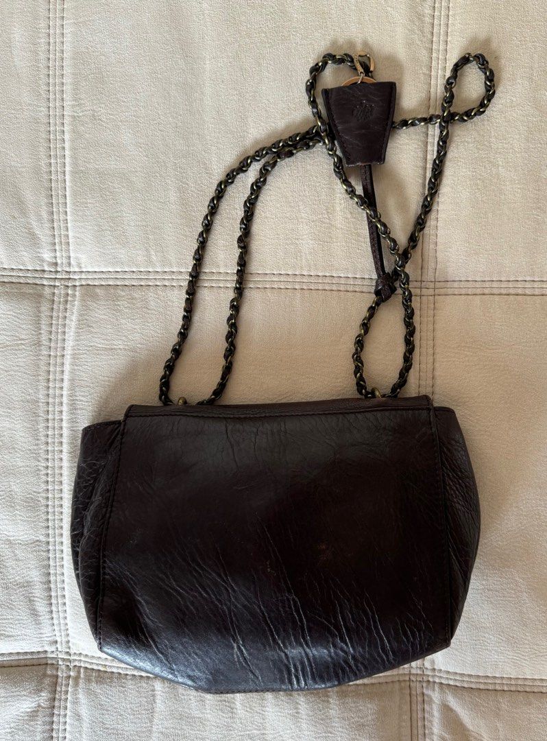 Mulberry lily bag (Category: Luxury Bags & Wallets) located in Mandaluyong City. Submitted by shoppers780 (Listing ID 1318485074, Image 2). Description: Authentic Mulberry lily bag No inclusion Please manage your expectations as this is a well used bag.