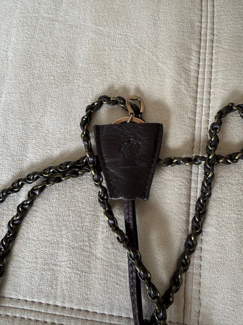 Mulberry lily bag (Category: Luxury Bags & Wallets) located in Mandaluyong City. Submitted by shoppers780 (Listing ID 1318485074, Image 3). Description: Authentic Mulberry lily bag No inclusion Please manage your expectations as this is a well used bag.