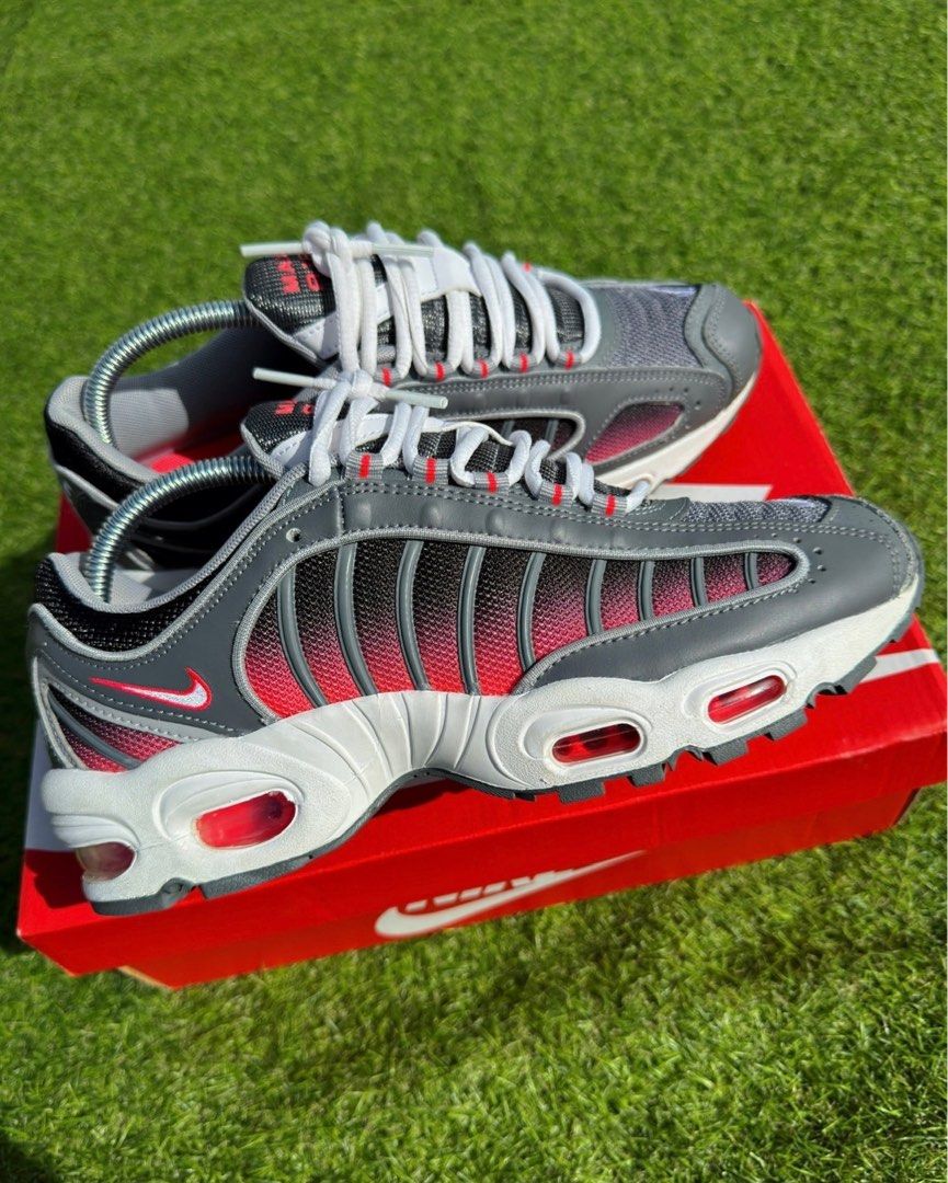 nike tailwind crimson