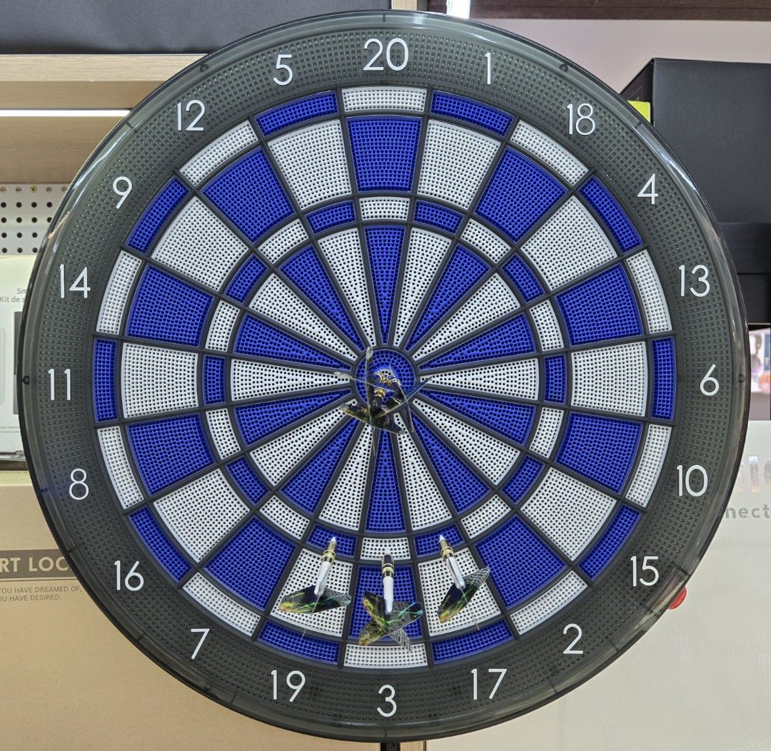 可以online對戰香港行貨飛鏢工房The Darts Factory Guz Sigma 電子飛鏢靶🇭🇰 (連兩套飛鏢), 興趣及遊戲,  手作＆自家設計, 其他- Carousell