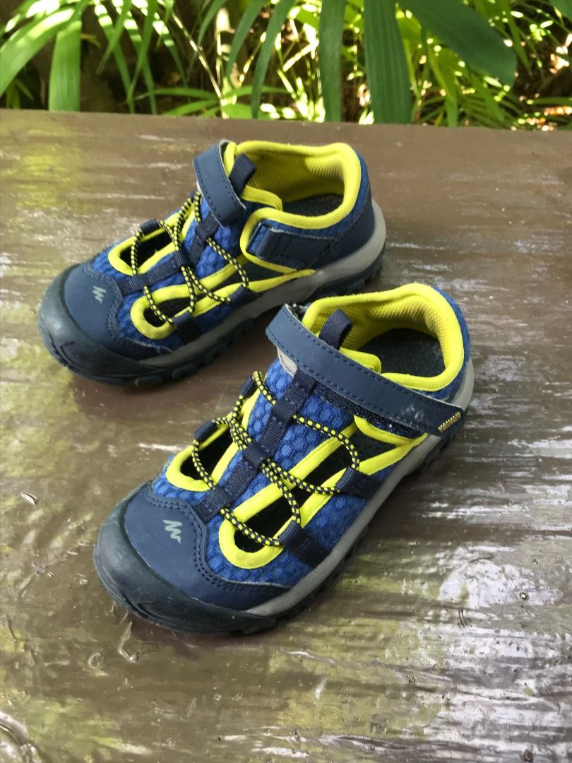 Quecha kid shoes. Size US 10C UK 9 EU 26 CM 15