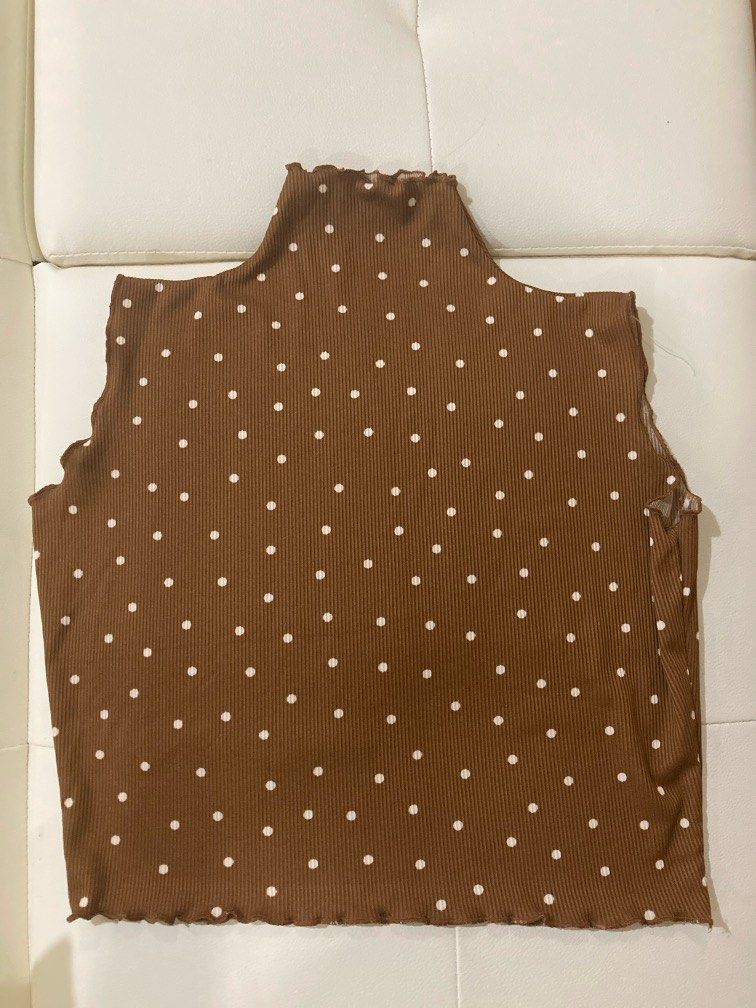 sleeveless lettuce cut cropped turtleneck (Category: Sleeveless) located in Manila. Submitted by jesdeclutter (Listing ID 1318538209, Image 3). Description: 💐 hand me down, not sure of brand/origin, no tag 💐 rfs: decluttering 💐 fits sizes xs-s.